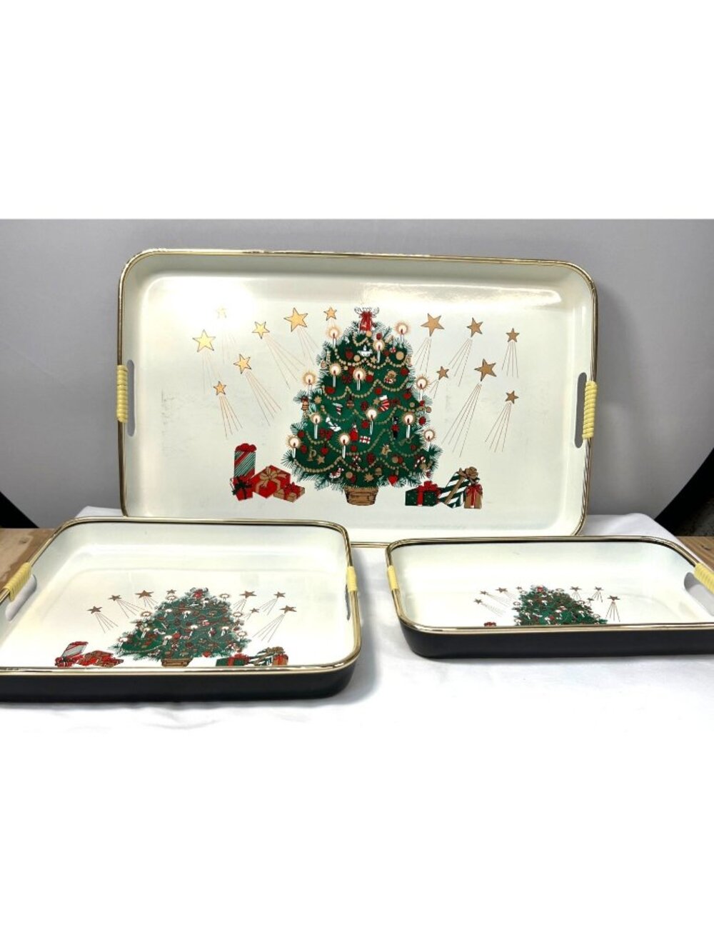 Vintage Christmas Tree Serving Tray Lacquerware Set Of 3 Trays With Gold Rim & H